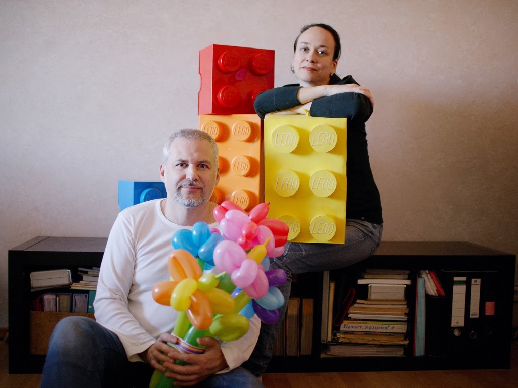 Семья готовит праздник — LEGO, цветы, совместное творчество